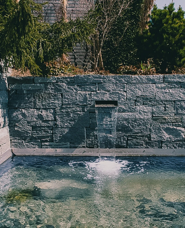 Egger AG und Roman Berger AG_Teich_2023_Teiche und Wasserspiele_Mauern und Böschungen_Pflästerungen und Beläge Egger AG und Roman Berger AG_Teich_2023_Teiche und Wasserspiele_Mauern und Böschungen_Pflästerungen und Beläge